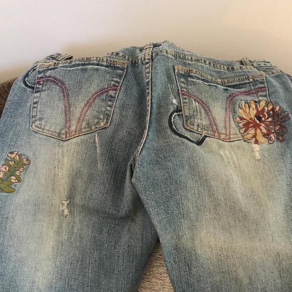 YOUNIQUE  distressed embroidered  front and back flare high waist - Picture 4 of 9